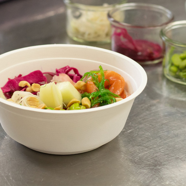 Assiettes rondes jetables en fibre végétale de 23 cm de diamètre.