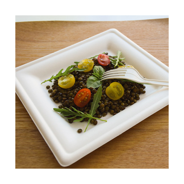 Assiette carrée jetable en fibre végétale.