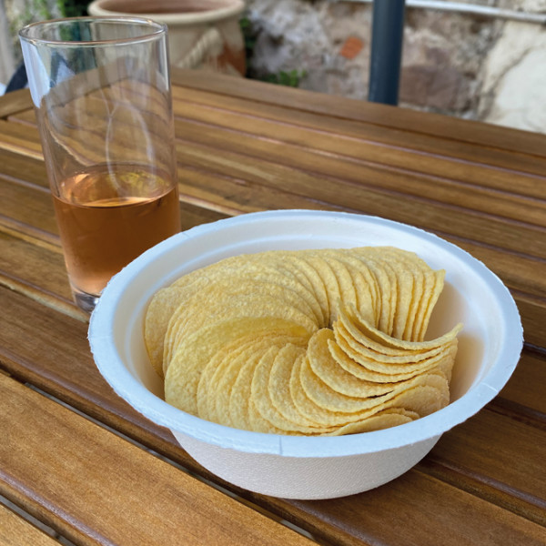 Vaisselle écologique jetable et bol en fibres végétales.