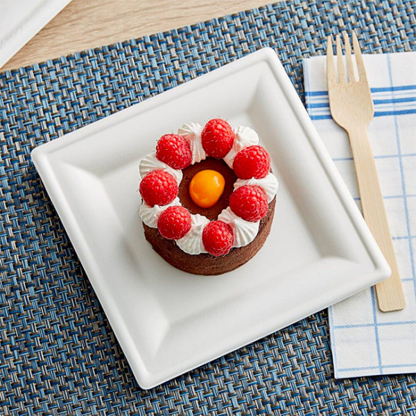 Assiette carrée blanche dessert chocolat et framboise