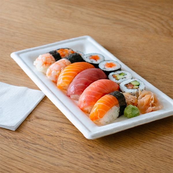 Assiette rectangulaire pour service de sushi dans un restaurant