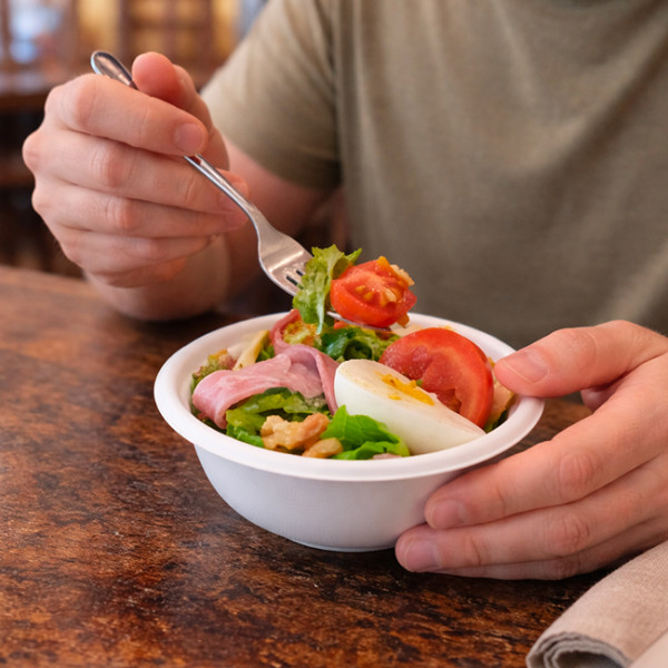 Bol avec salade jambon, oeuf, salade et tomate