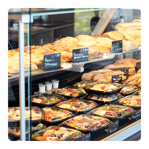 Vitrine de boulangerie avec emballages alimentaires