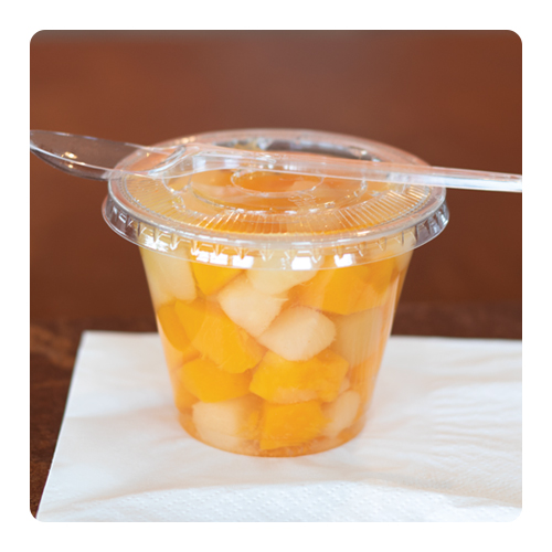 Coupe à dessert en plastique avec salade de fruits