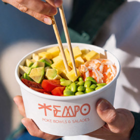 Boîtes à salades en carton blanc rondes personnalisées: avocat, tomate, mangue, saumon