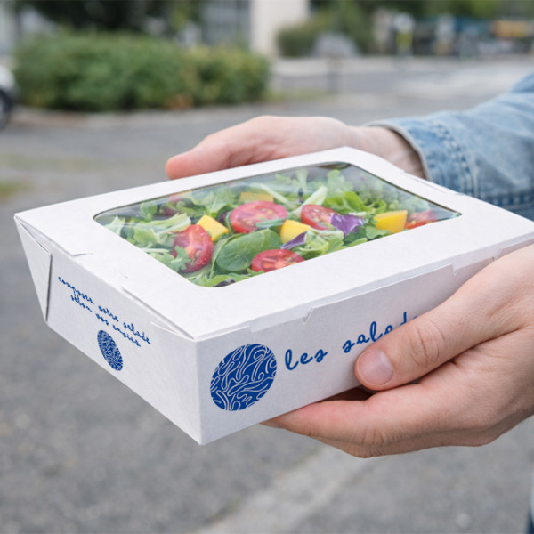 Salade à emporter dans une boîte en carton personnalisé