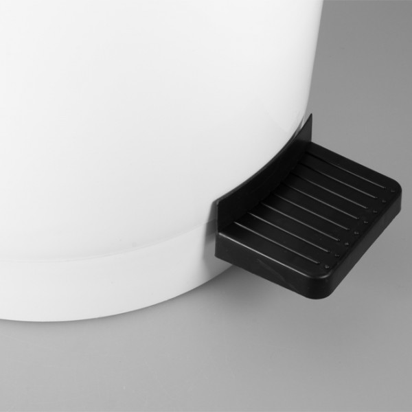 Poubelle à pédale blanche 20 L en plastique.