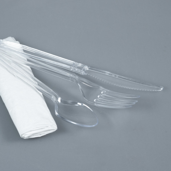 Couverts réutilisables en plastique transparent.