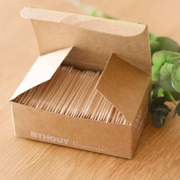 Piques à brochettes et couverts en bois durables.