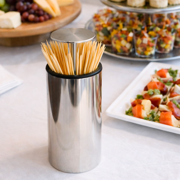 Cure dent en bois dans un pot en métal pour présentation pour buffet