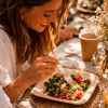 Femme qui mange un salade dans une assiette en bambou avec une fourchette en bois