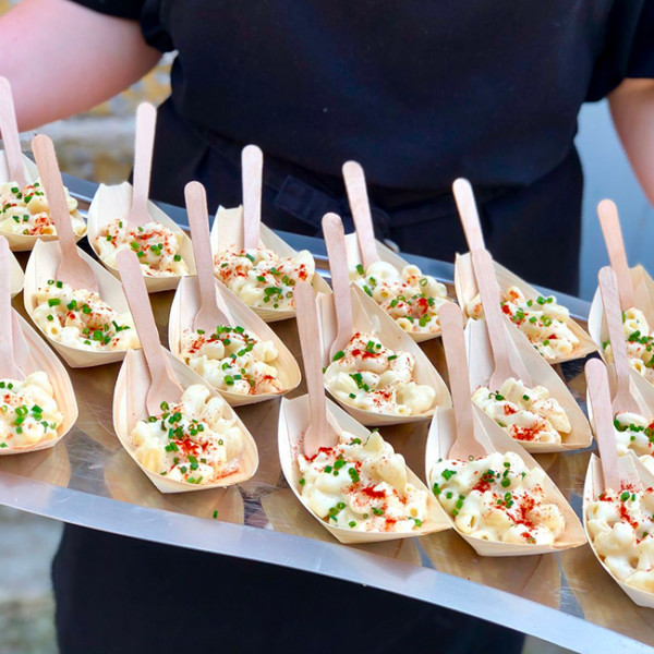Dégustation de barquette avec petites cuillères en bois