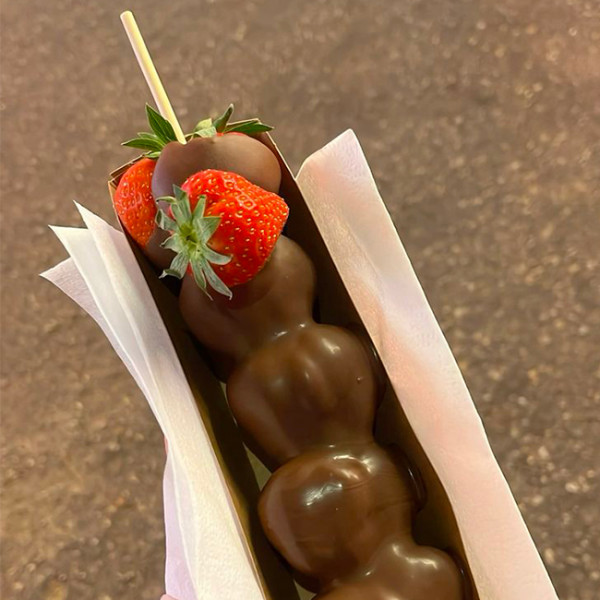 pique à brochette fraises enrobées de chocolat