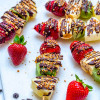 pique en bois avec des fruits pour dessert