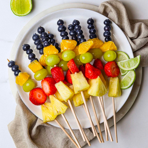 brochette de fruits colorées