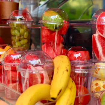 Pot alimentaire en plastique transparent 53 cL + couvercle dôme à trou