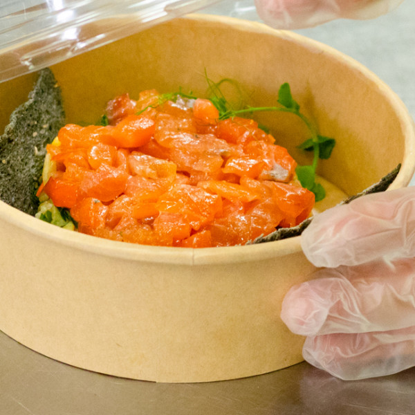 Emballages alimentaires en carton kraft rectangulaire.