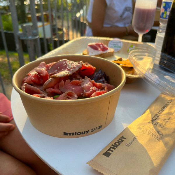 Emballages carton kraft et PET, plusieurs tailles et formes.