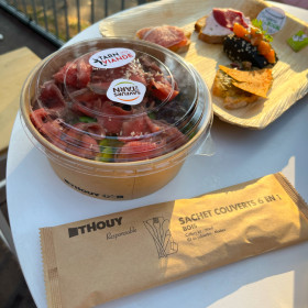 Boite à salade pour festival, en carton marron avec couvercle transparent