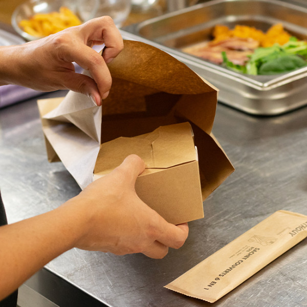 Bols/carton kraft+PET, et divers contenants.