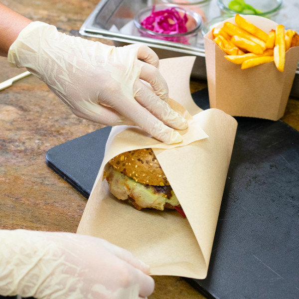 Emballages alimentaires divers en carton kraft.