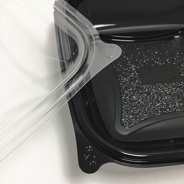 Boîte à salade carrée noire couvercle PET 750 mL Crudipack, plateau-repas plastique noir blanc 38x24 cm 5 compartiments.