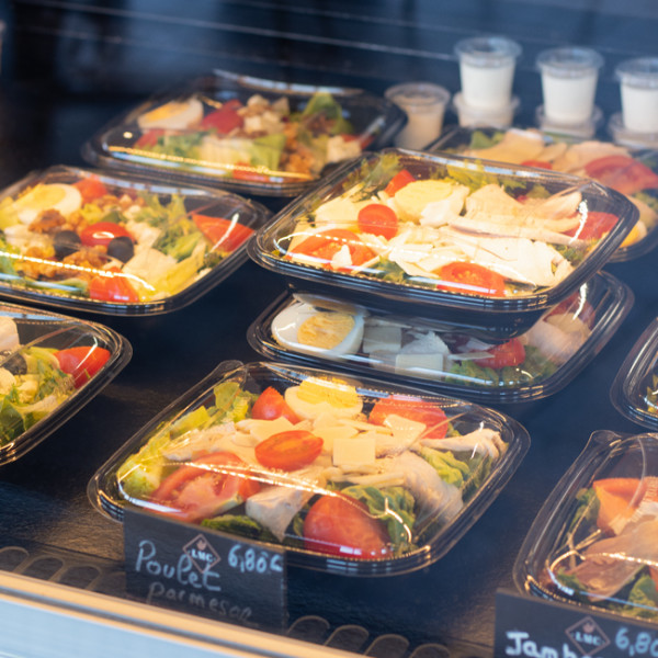 boîte à salade carrée noire couvercle PET 750 mL plateau-repas 5 compartiments