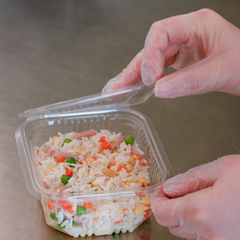 Barquette avec couvercle attenant en PET 500 mL