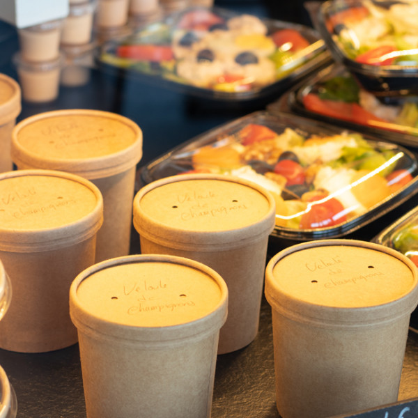 Emballages en kraft pour burgers et autres plats.