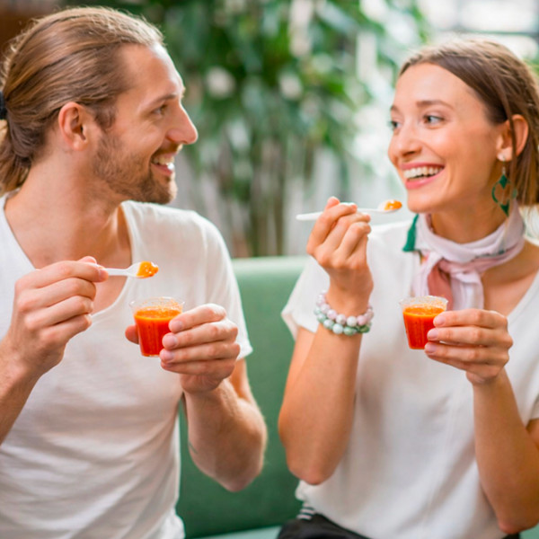 Personne qui mange verrine avec petites cuillères