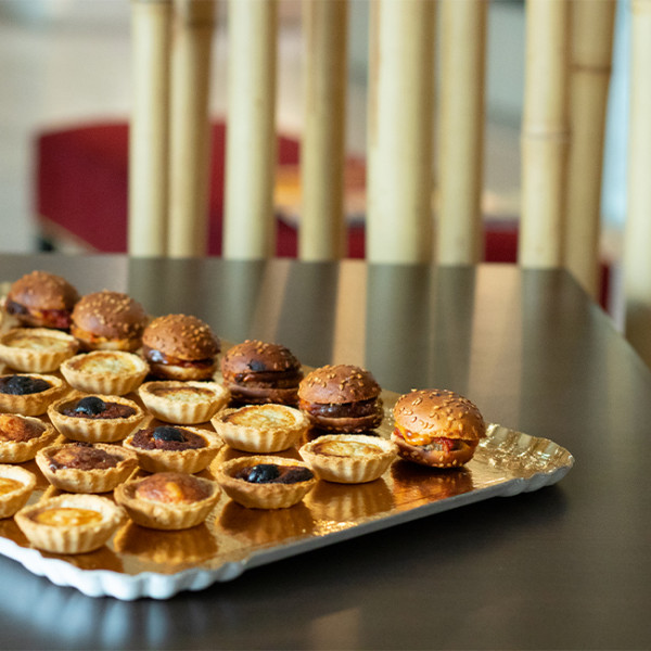 Plateaux traiteurs et saladiers en carton noir.