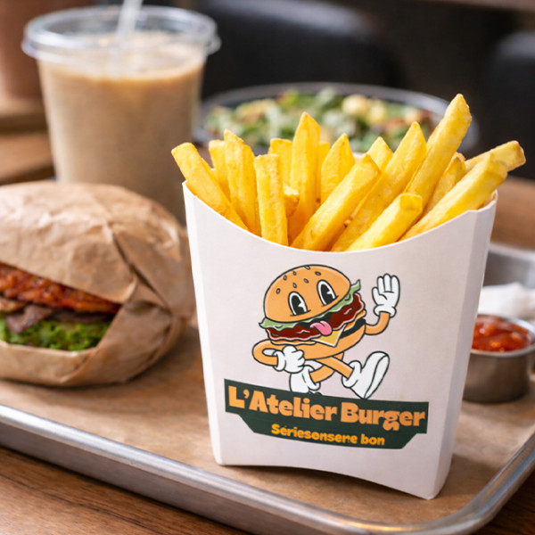 Etui à frites en carton personnalisé avec menu burger, frites, boisson dans un restaurant