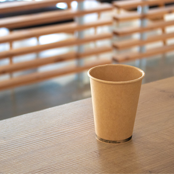 gobelet en carton avec de l'eau posé sur une table