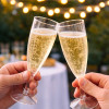 Personne qui trinque avec flûte en champagne durant soirée
