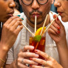 paille droite en carton - ami qui déguste cocktail