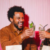 homme qui boit un cocktail à la paille