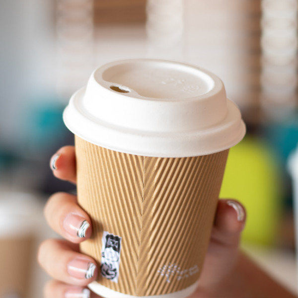 Couvercle carton bec-buveur + gobelets carton Ø9cm, carafe plastique réutilisable 1L.