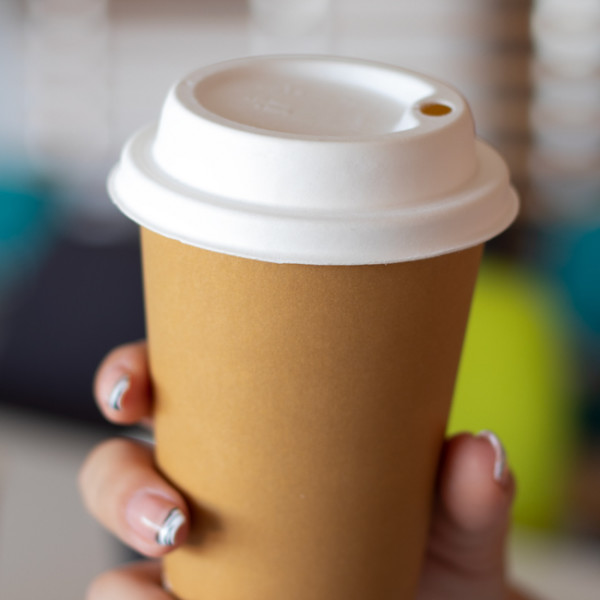 Couvercle bec buveur + gobelets en carton.