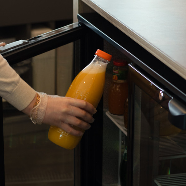 Bouteille féria plastique 1L avec capsule à vis et support carton 4 gobelets.