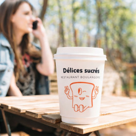 Personne avec boisson à emporter dans un gobelet en carton personnalisés avec couvercle