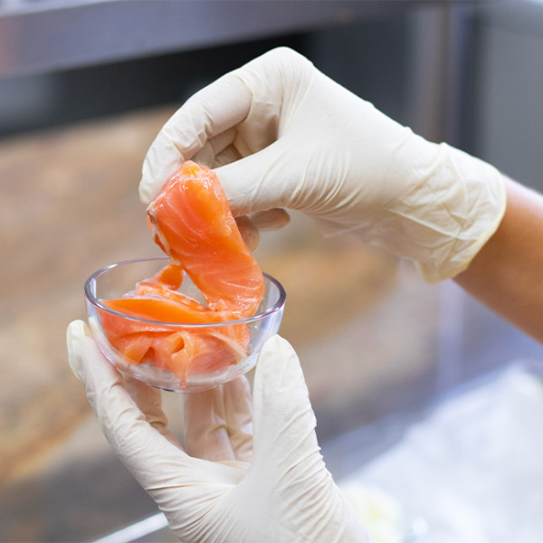 Tablier de protection en polyéthylène pour travailleur.