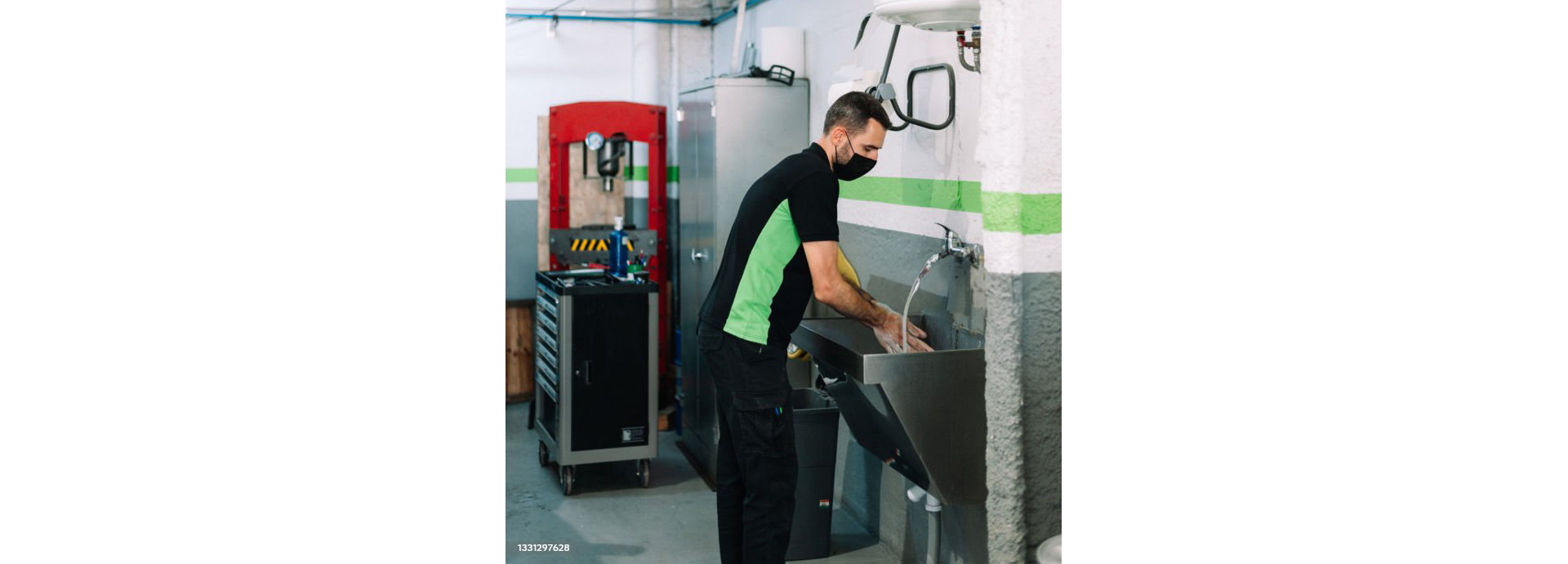 Se laver les mains avec le savon microbilles thouy pour les garages et gros travaux