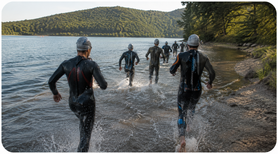 Triathlètes entrant dans un lac lors d'une épreuve soutenue par Passion Tarn Triathlon