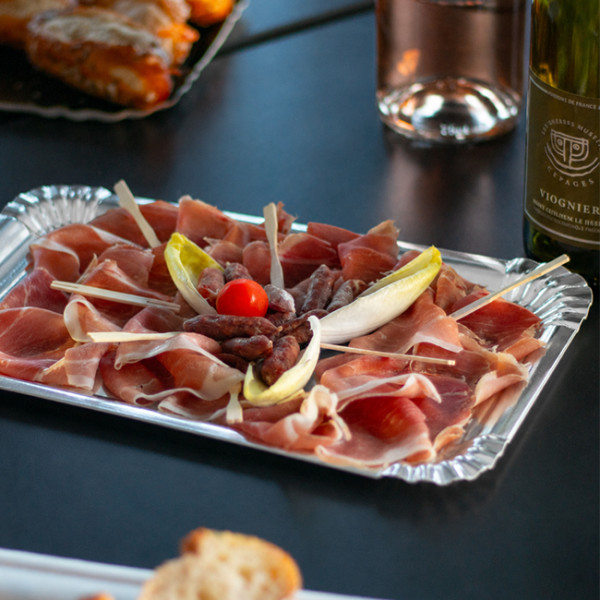 Petit plateau en carton gris pour buffet et plateaux de charcuterie