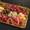 Plateau traiteur en carton or pour buffet et plateau de charcuterie