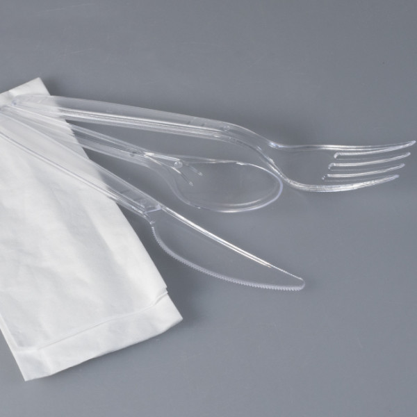 Kit couverts réutilisables 4 en 1 avec fourchette, couteau, cuillère à dessert et serviette blanche en sachet individuel