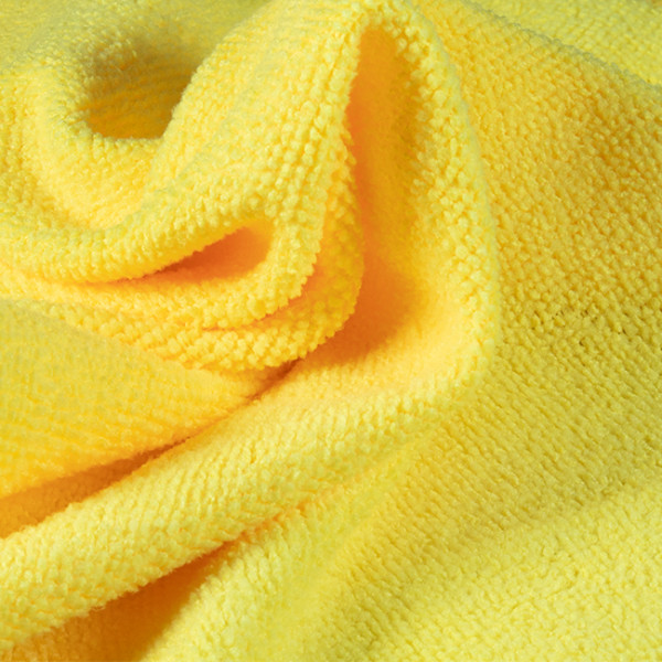 Lingettes et éponges rose/rouge ou microfibre bleue.