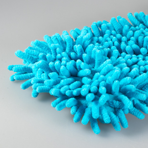 Produits de nettoyage gazes 60x30 cm et matériel de balayage.