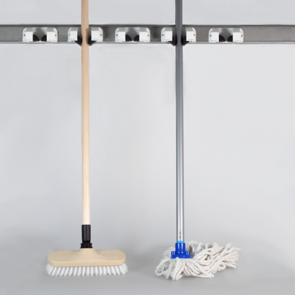 Outillage métallique pour nettoyage extérieur.