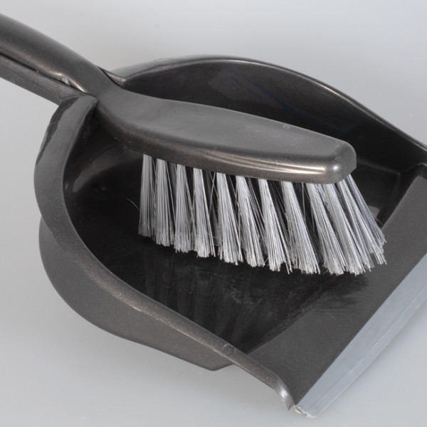 Matériels de nettoyage pour aéroport et support mural.